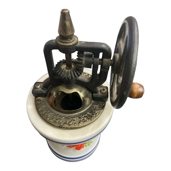 VINTAGE WHITE ROSE PATTERN PORCELAIN PEPPER MILL WITH OLD-FASHIONED HAND CRANK - Picture 5 of 9